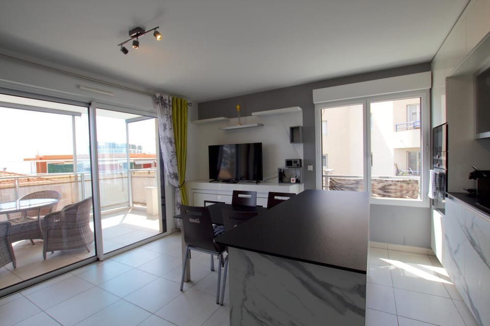 TV and multimedia, Kitchen or kitchenette, Dining area