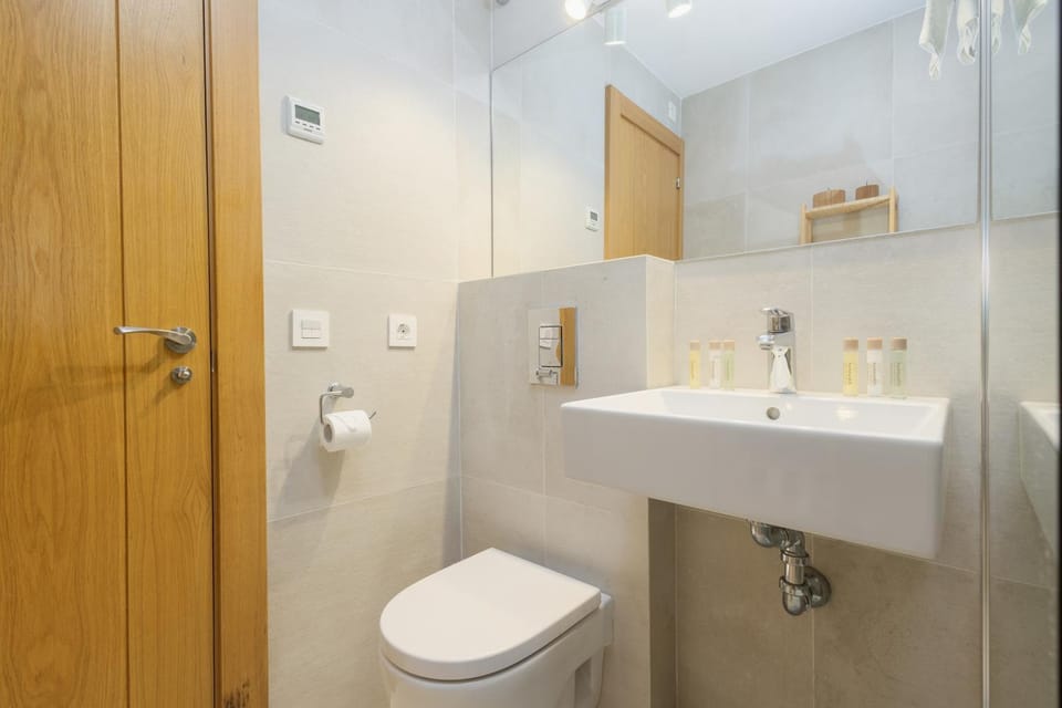 Shower, Toilet, Bathroom, towels