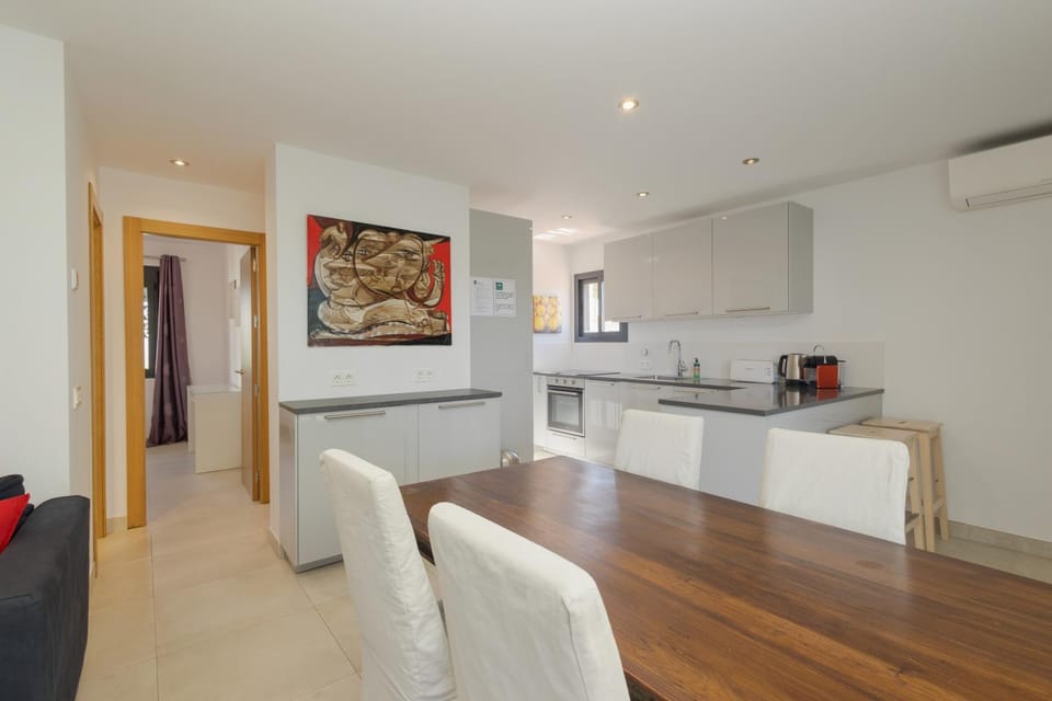 Coffee/tea facilities, Kitchen or kitchenette, Dining area, dishwasher, oven, stove, toaster