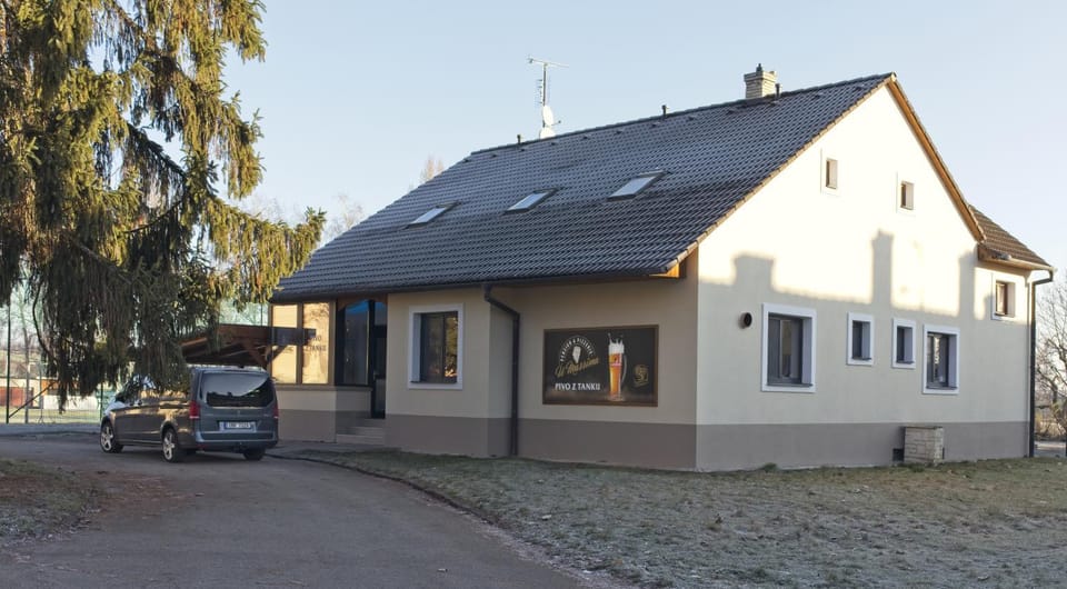 Property building, Restaurant/places to eat, Facade/entrance, Neighbourhood