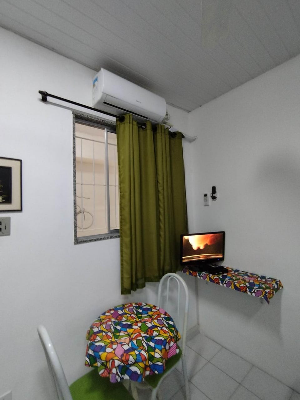 Seu Apto Praia da Costa 6 com Cama Casal e Opcional Pequena Cama Solteiro Simples Barato Local Excelente Ar Cond TV Microondas Todo seu Centro Apartment in Vila Velha