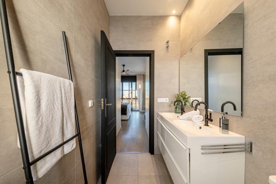 Bathroom, towels