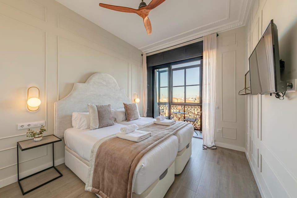 Bed, TV and multimedia, Photo of the whole room, Bedroom, towels