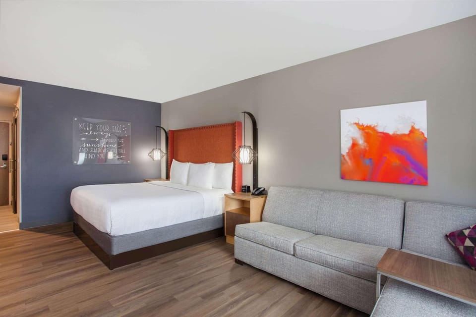 Bed, Living room, Photo of the whole room, Seating area, On site