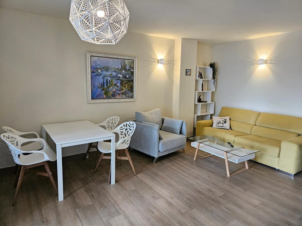 Living room, Seating area, Dining area