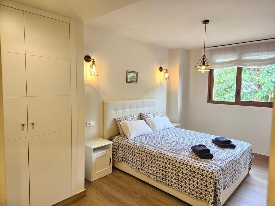 Photo of the whole room, Bedroom