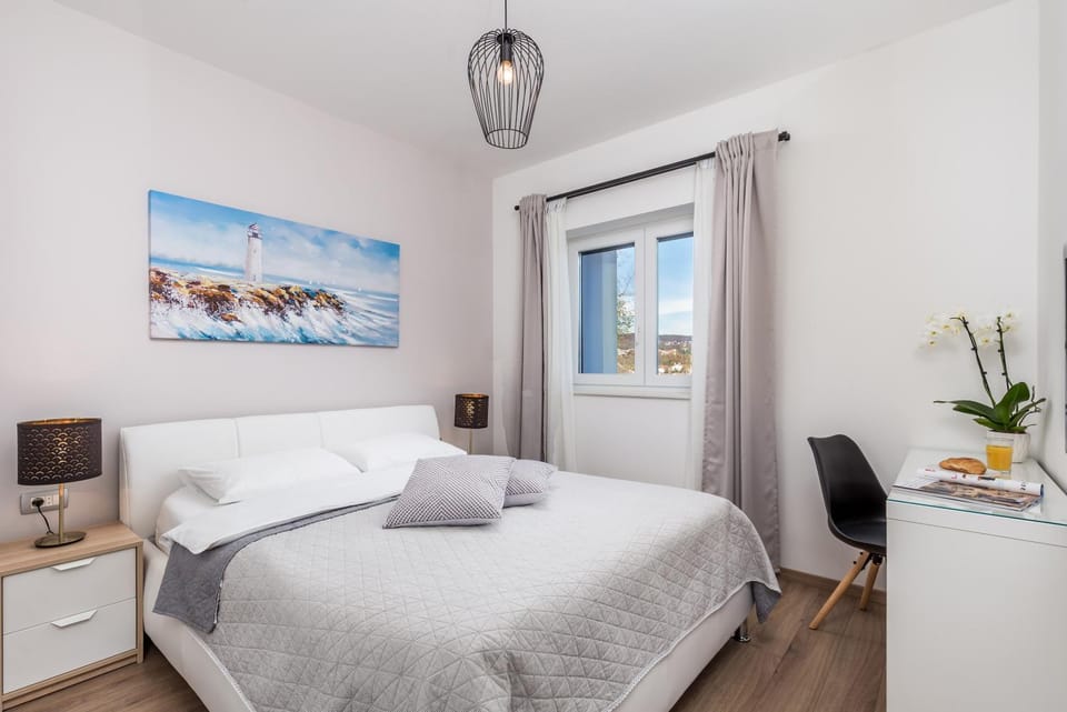 Bed, Bedroom, Mountain view