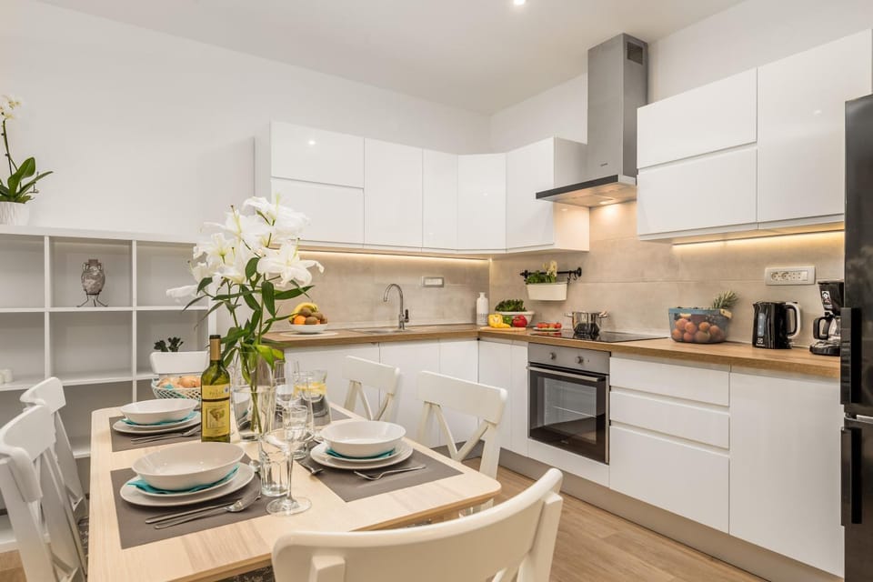 Kitchen or kitchenette, Dining area