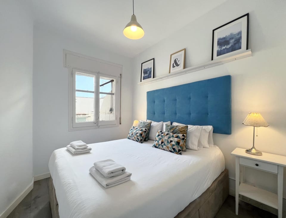 Photo of the whole room, Bedroom