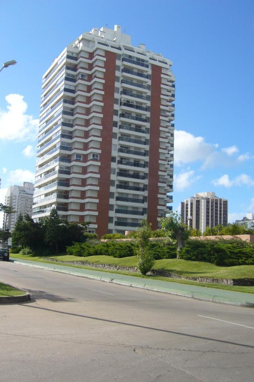Edificio LONG BEACH Apartment in Punta del Este