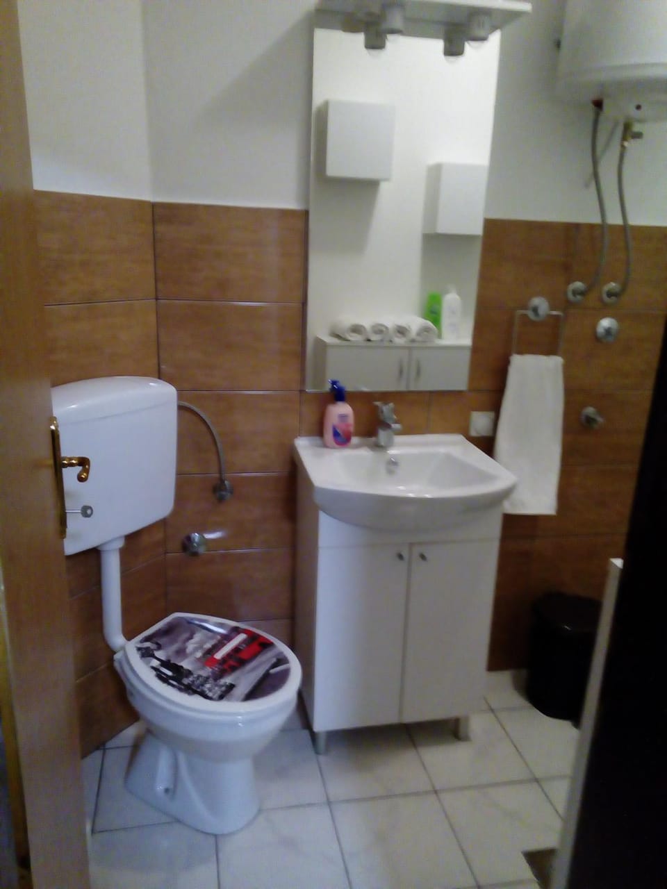 Toilet, Bathroom, towels