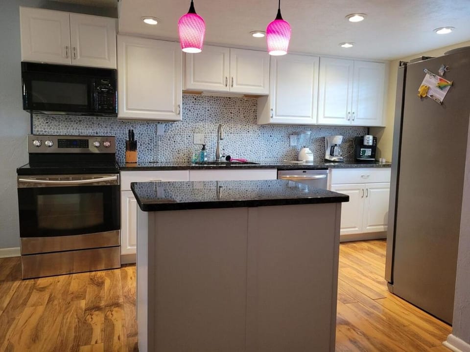 102 - 1/1 Affordable Courtyard View Apartment in Edgewater