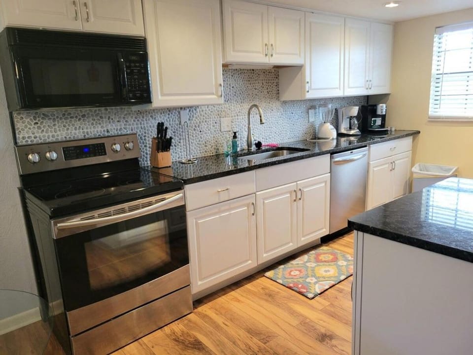 102 - 1/1 Affordable Courtyard View Apartment in Edgewater