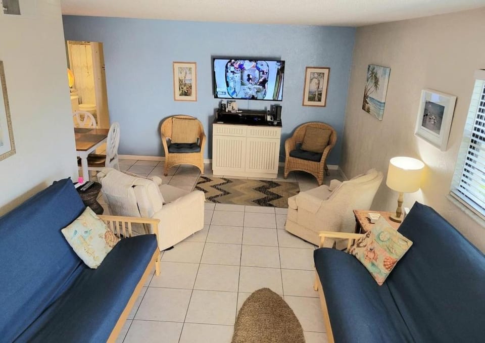 103 -One Bedroom with Futons Ground Floor Apartment in Edgewater