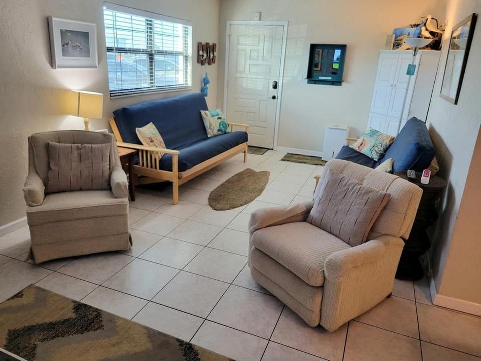 103 -One Bedroom with Futons Ground Floor Apartment in Edgewater