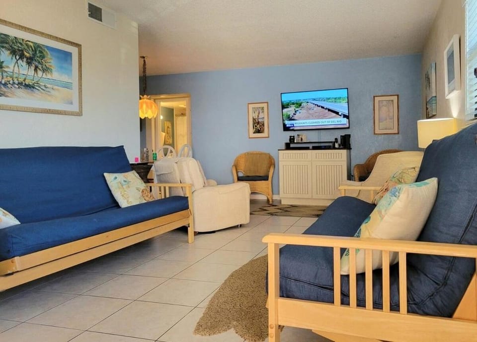 103 -One Bedroom with Futons Ground Floor Apartment in Edgewater