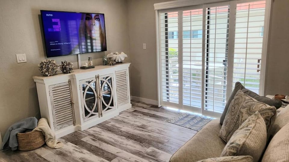 105 - First floor steps away from the pool Apartment in Edgewater