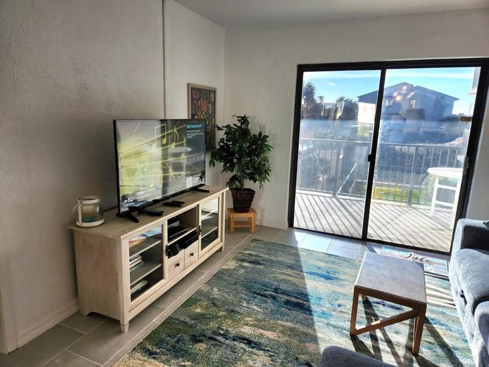 204 - Completely Renovated 2/2 Partial Views Apartment in Edgewater