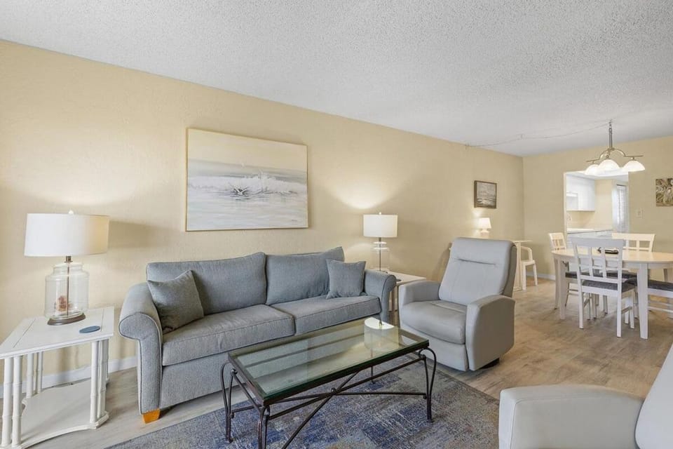 109 - First Floor 2/2 Comfort Convenience & Views Apartment in Edgewater