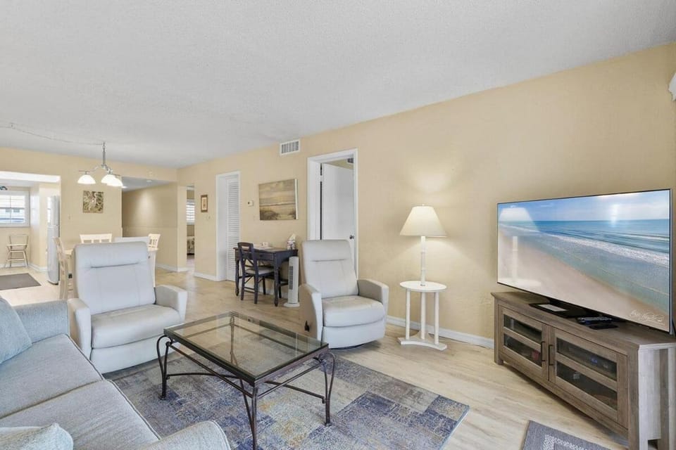 109 - First Floor 2/2 Comfort Convenience & Views Apartment in Edgewater