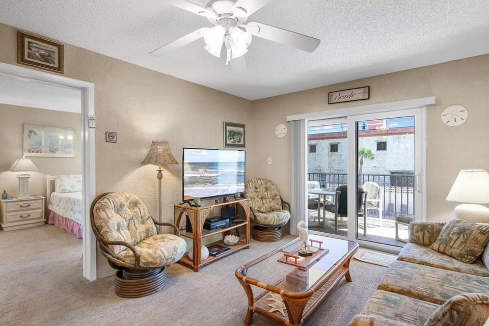 209 - Comfortable condo with pool & ocean views Apartment in Edgewater