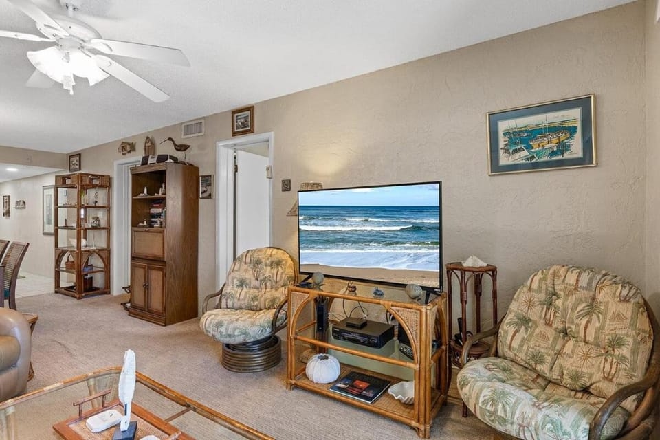209 - Comfortable condo with pool & ocean views Apartment in Edgewater