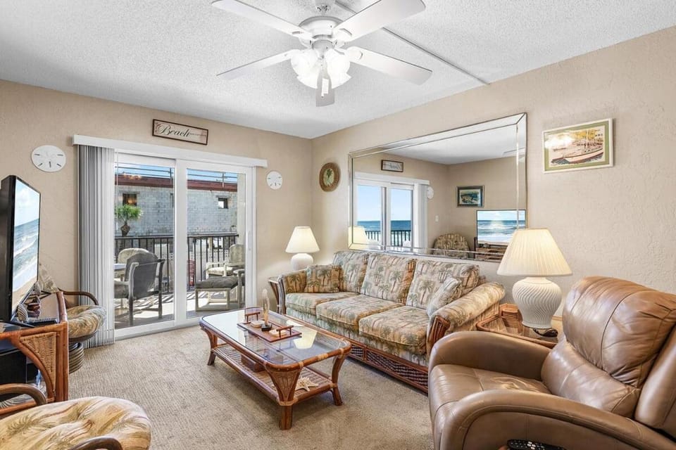 209 - Comfortable condo with pool & ocean views Apartment in Edgewater