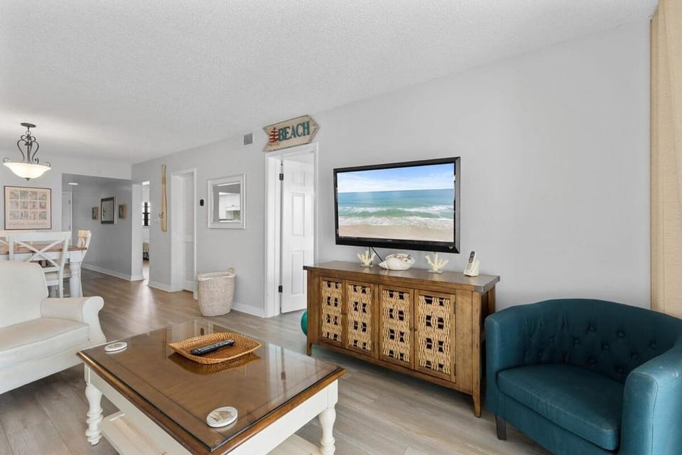 304 - Beachy 2/2 ocean view sleeps 6 Apartment in Edgewater