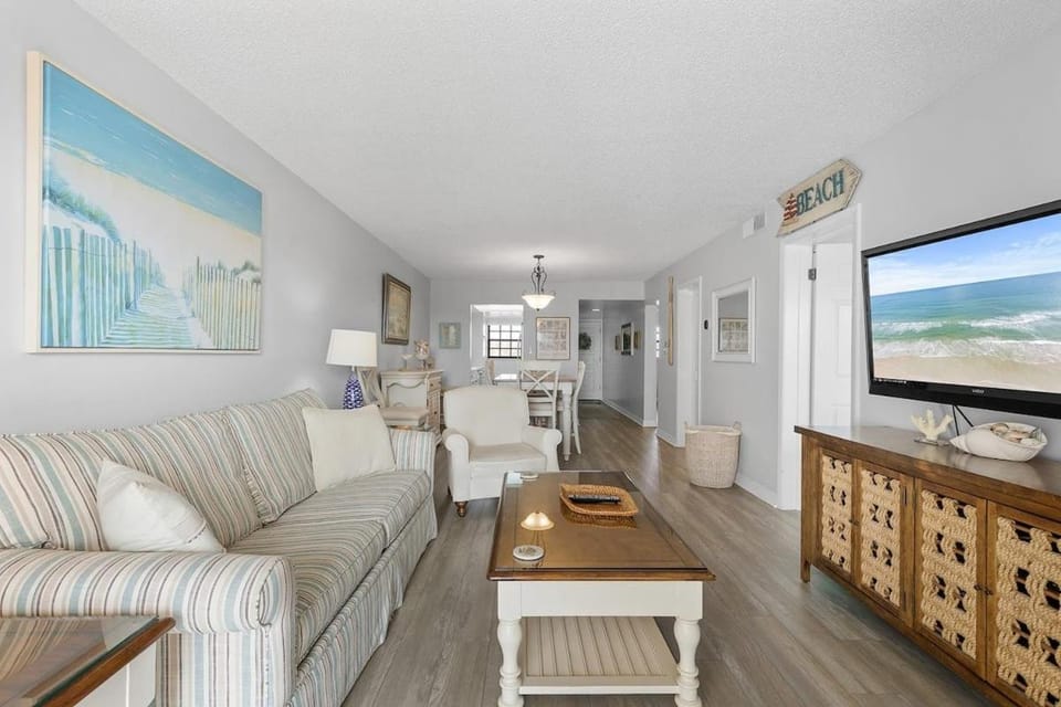 304 - Beachy 2/2 ocean view sleeps 6 Apartment in Edgewater