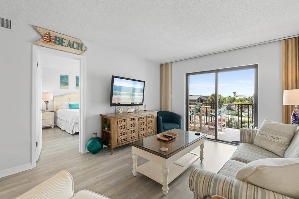 304 - Beachy 2/2 ocean view sleeps 6 Apartment in Edgewater