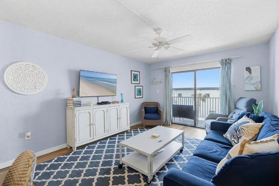 310 - Incredible ocean and pool views 1 bedroom Apartment in Edgewater