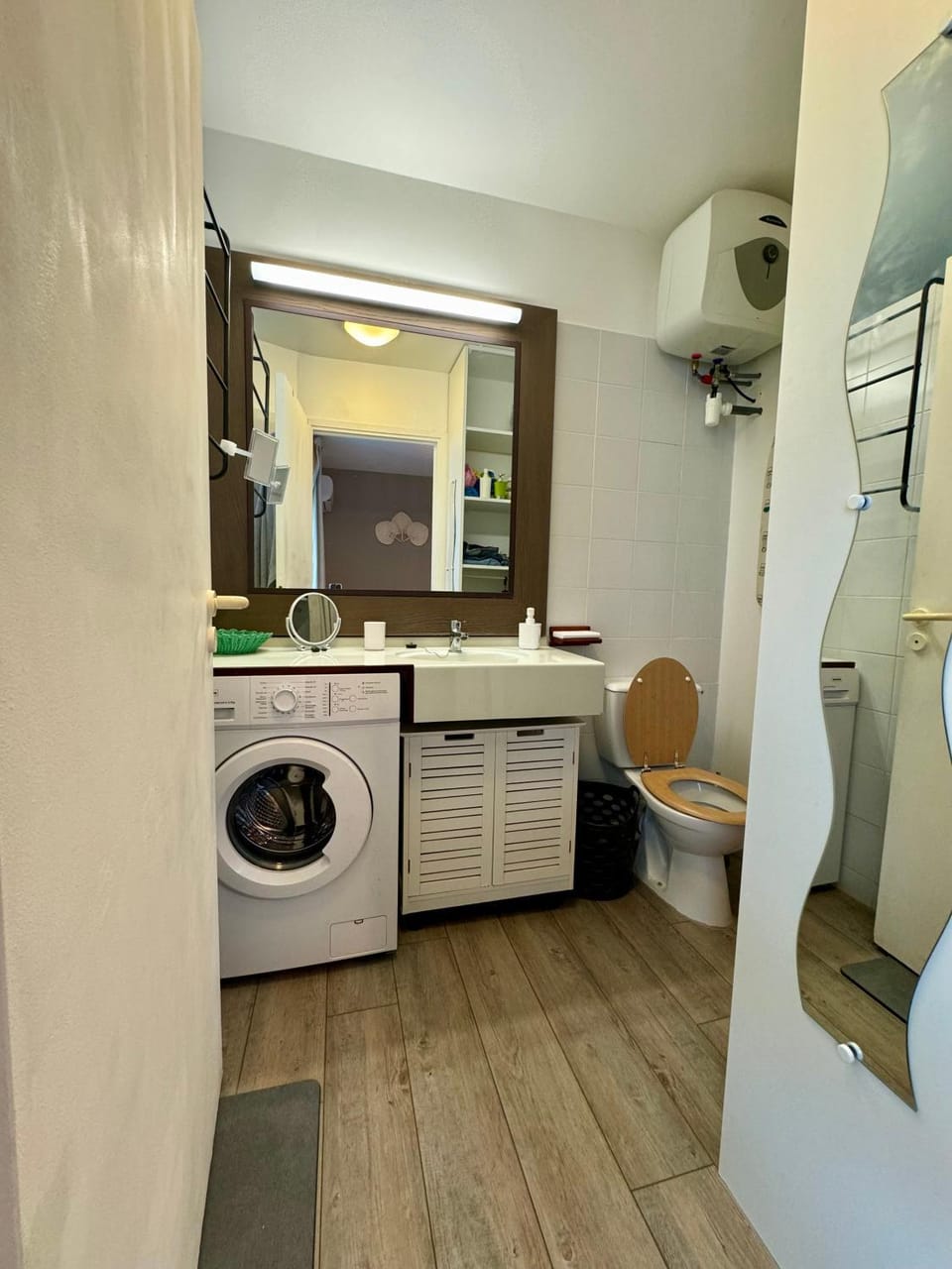 Bathroom, washing machine