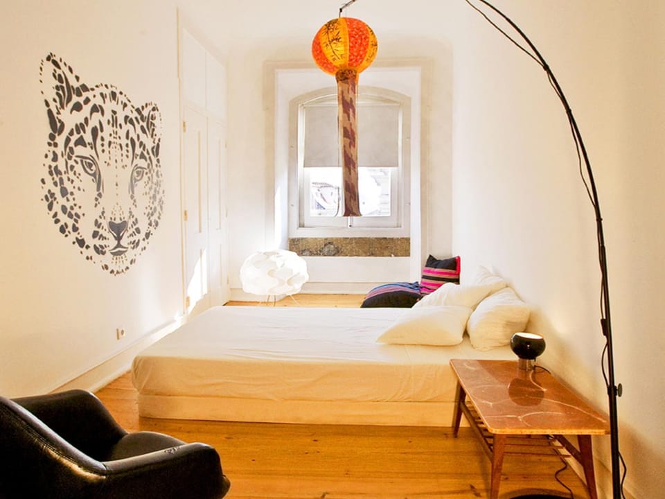 Bed, Photo of the whole room, City view, Street view