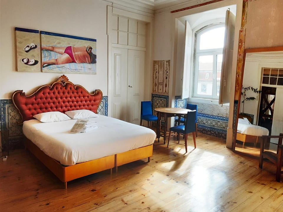 Bed, Photo of the whole room, City view