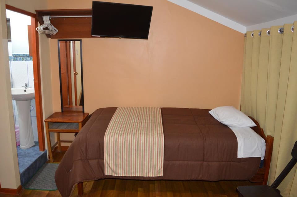 Communal lounge/ TV room, Bed, TV and multimedia, Bedroom