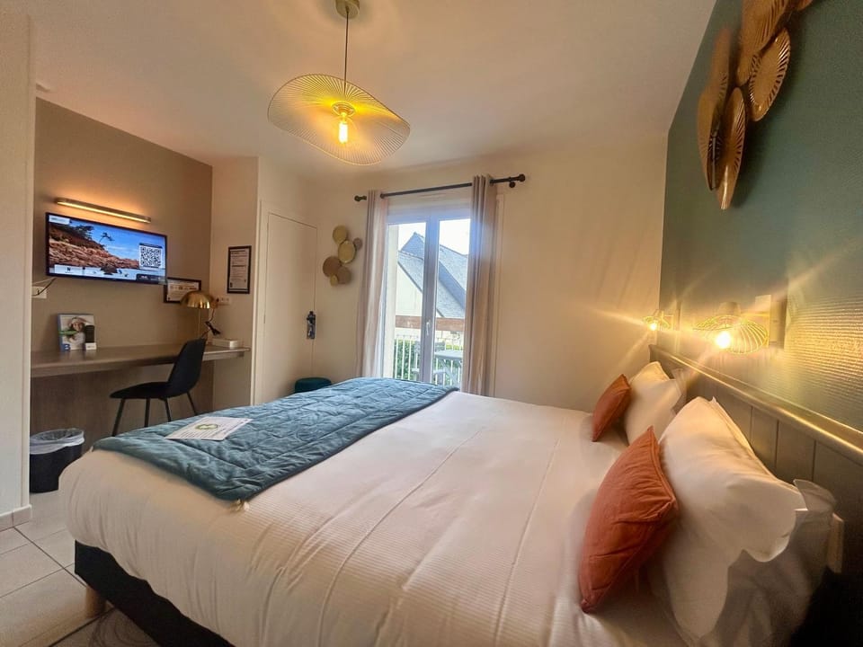 Bed, TV and multimedia, Photo of the whole room, Bedroom