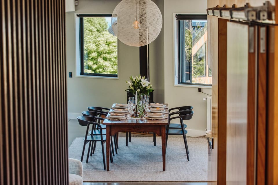 Award-Winning Modern Retreat with Hot Tub & Views Villa in Queenstown
