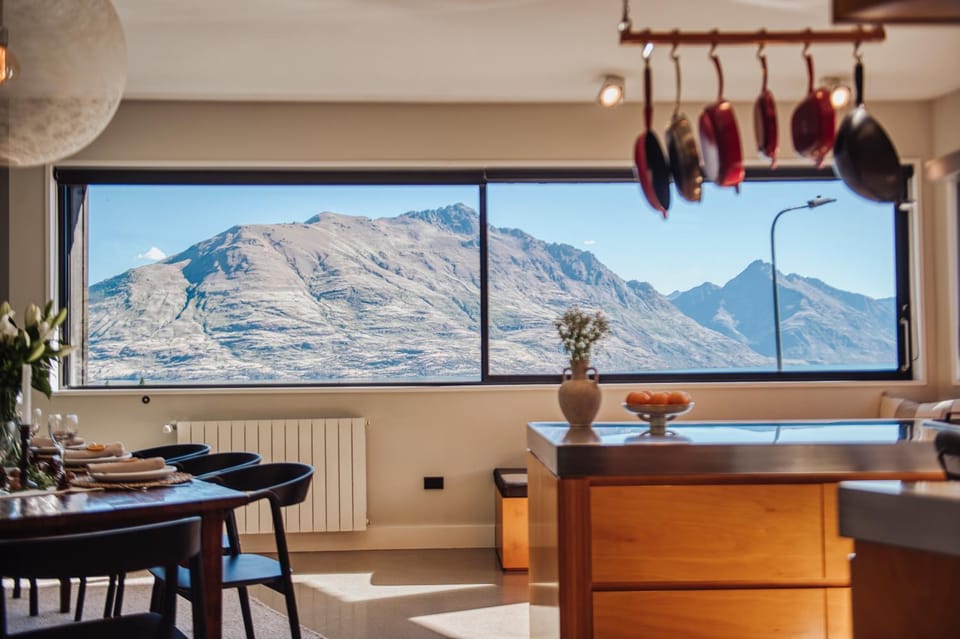 Natural landscape, Kitchen or kitchenette, Dining area, Mountain view