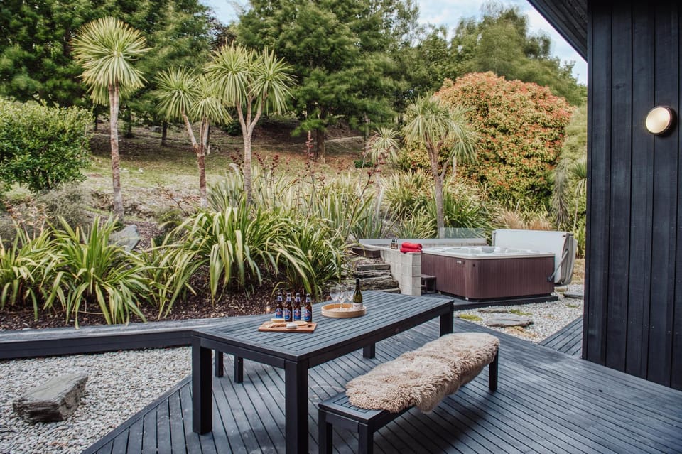 Award-Winning Modern Retreat with Hot Tub & Views Villa in Queenstown
