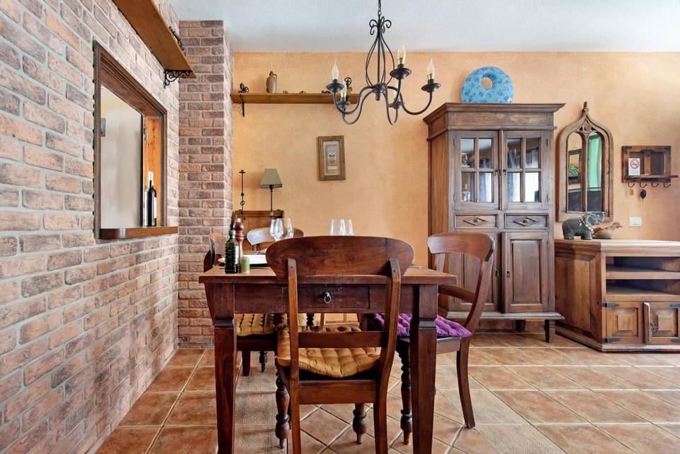 Kitchen or kitchenette, Seating area, Dining area