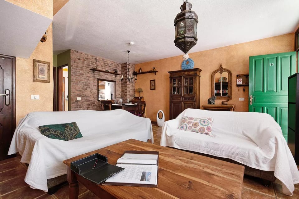 Living room, Photo of the whole room, Dining area, Food, Food