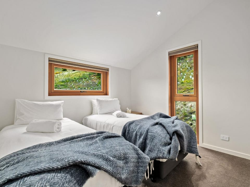 Bed, Bedroom, Garden view