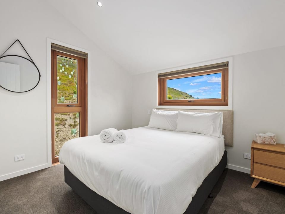 Bed, Bedroom, Garden view, Mountain view