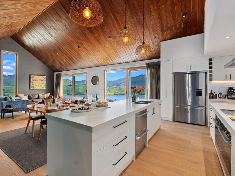 Dining area, Lake view, Mountain view, kitchen