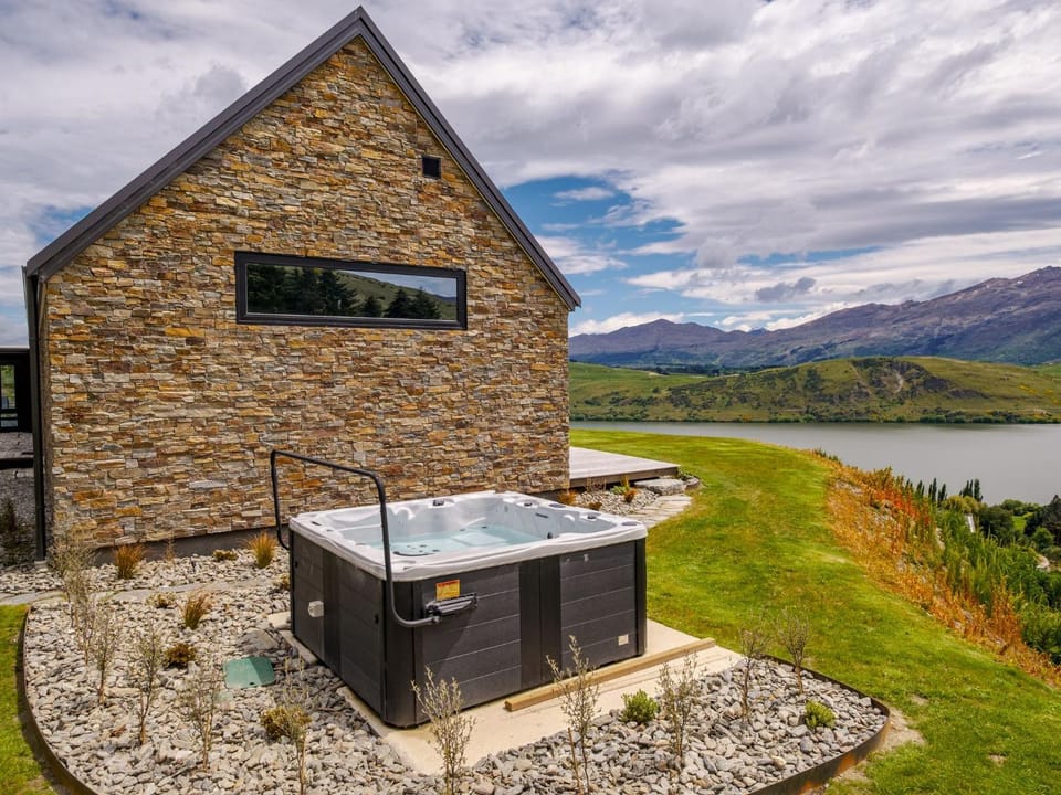 Garden, Hot Tub, Lake view, Mountain view