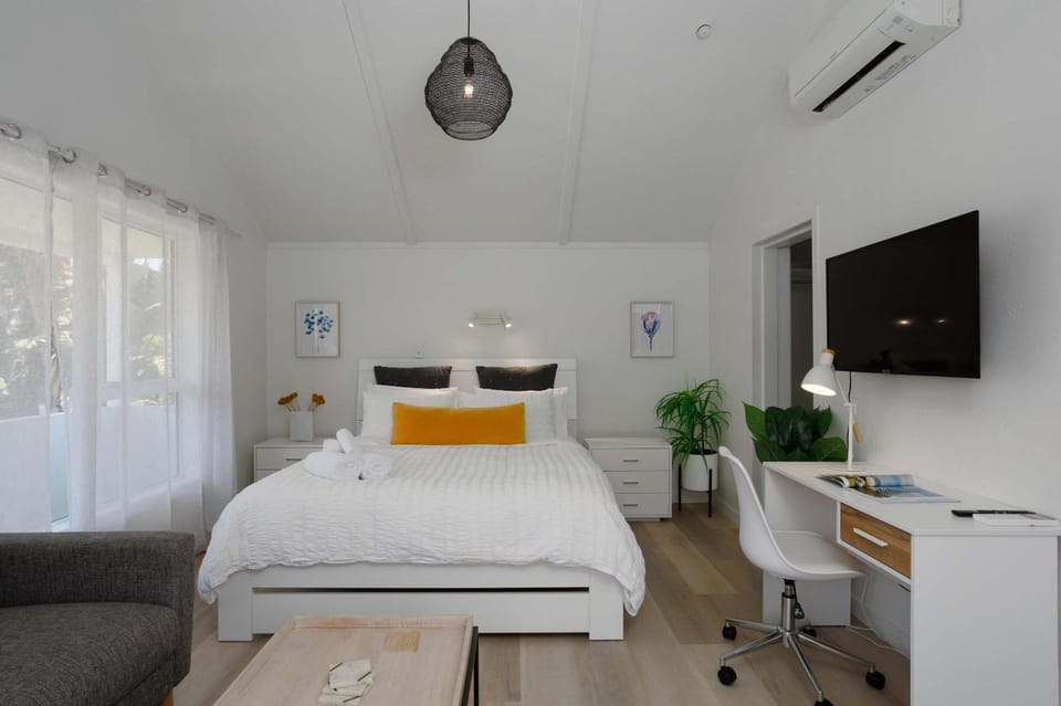 Spacious, Breezy Studio Apartment, Moments from Downtown and Beach Apartment in Bay Of Plenty