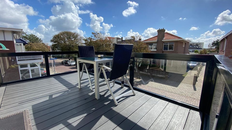 Balcony/Terrace, Street view