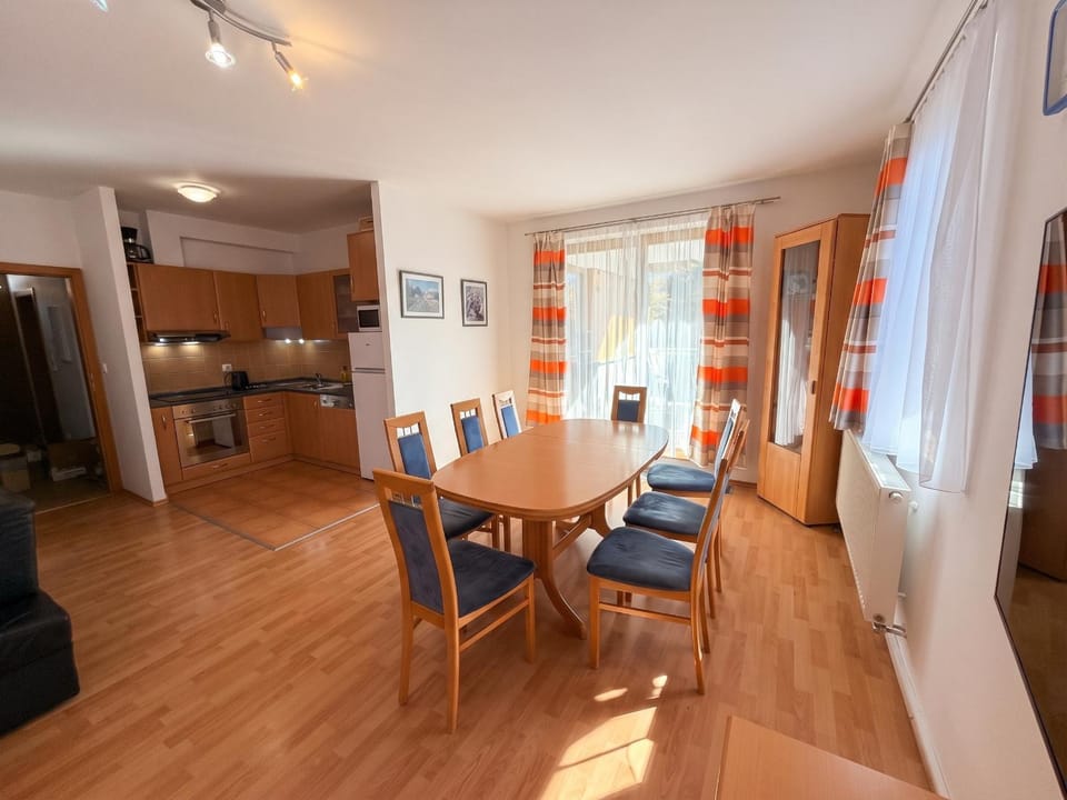 Kitchen or kitchenette, Seating area, kitchen