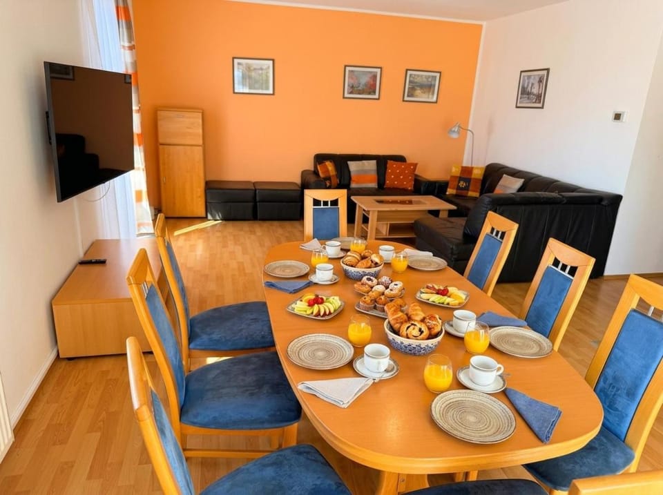 TV and multimedia, Seating area, Dining area, Food