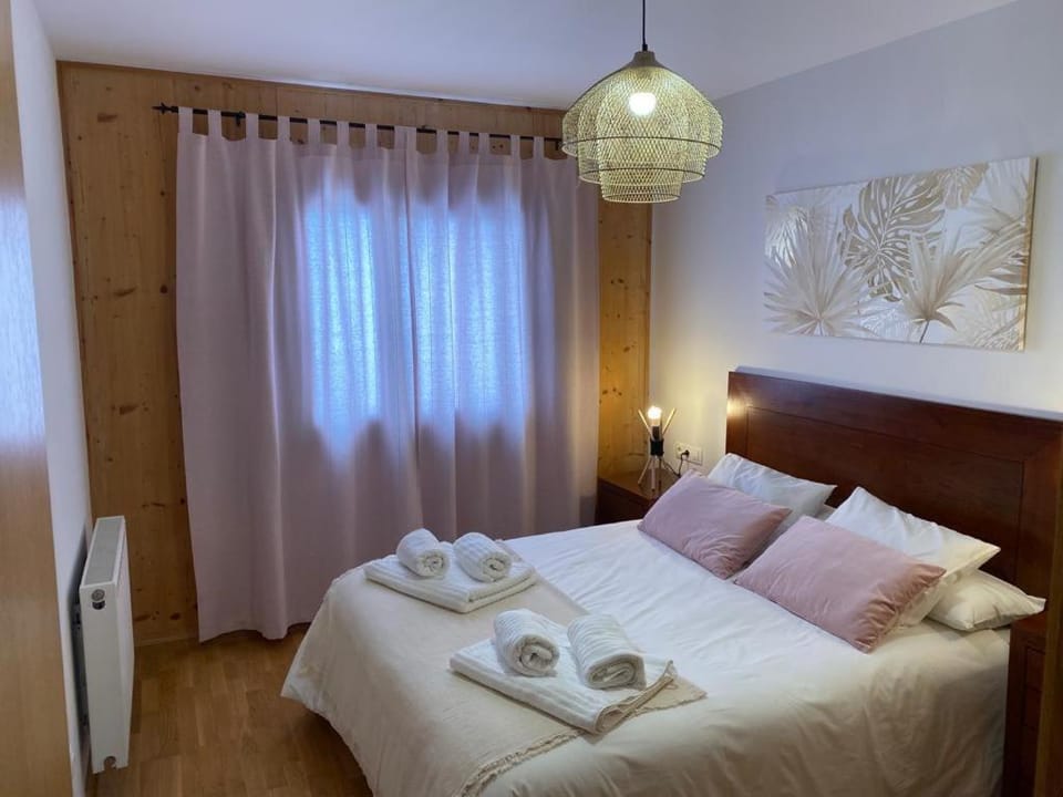 Photo of the whole room, Bedroom, towels